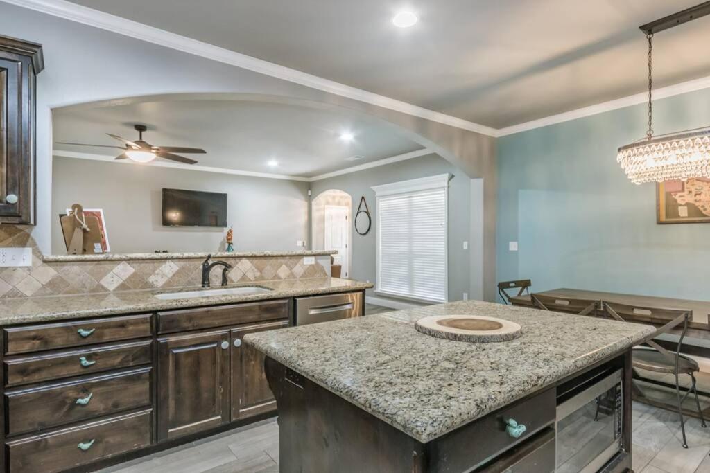 Cheerful 3 Bedroom Home, King Bed, 10 Min From Palo Duro Canyon, Fireplace, Washer Dryer Kültér fotó